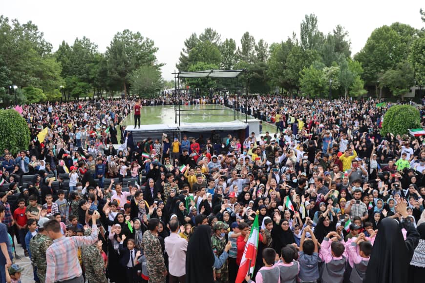 سرود «سلام فرمانده» با حضور هزاران دانش‌آموز در آرامگاه فردوسی اجرا شد